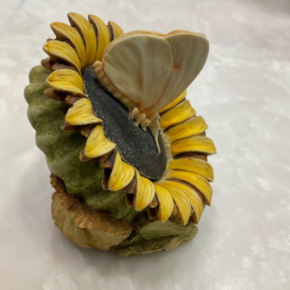 Lord Byron's Harmony Kingdom Garden Sunflower with butterfly, 3” x 4”, Lidded - Picture 2 of 9